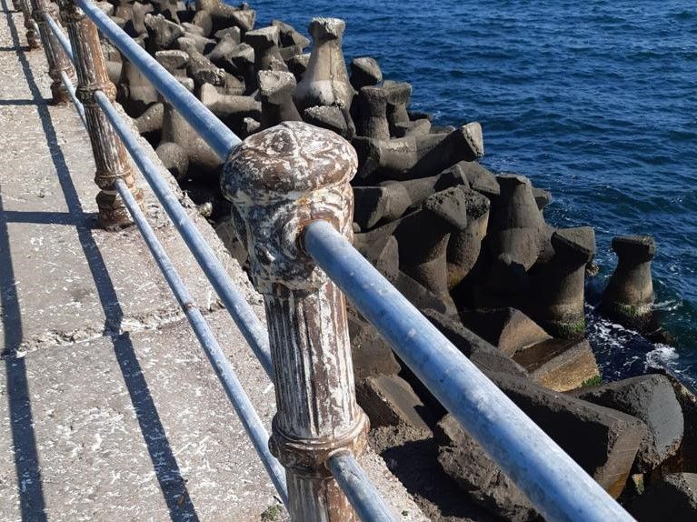 Balustrada de la Cazinou, revopsită în alb cu vopsea anticorozivă și rezistență la mediul salin