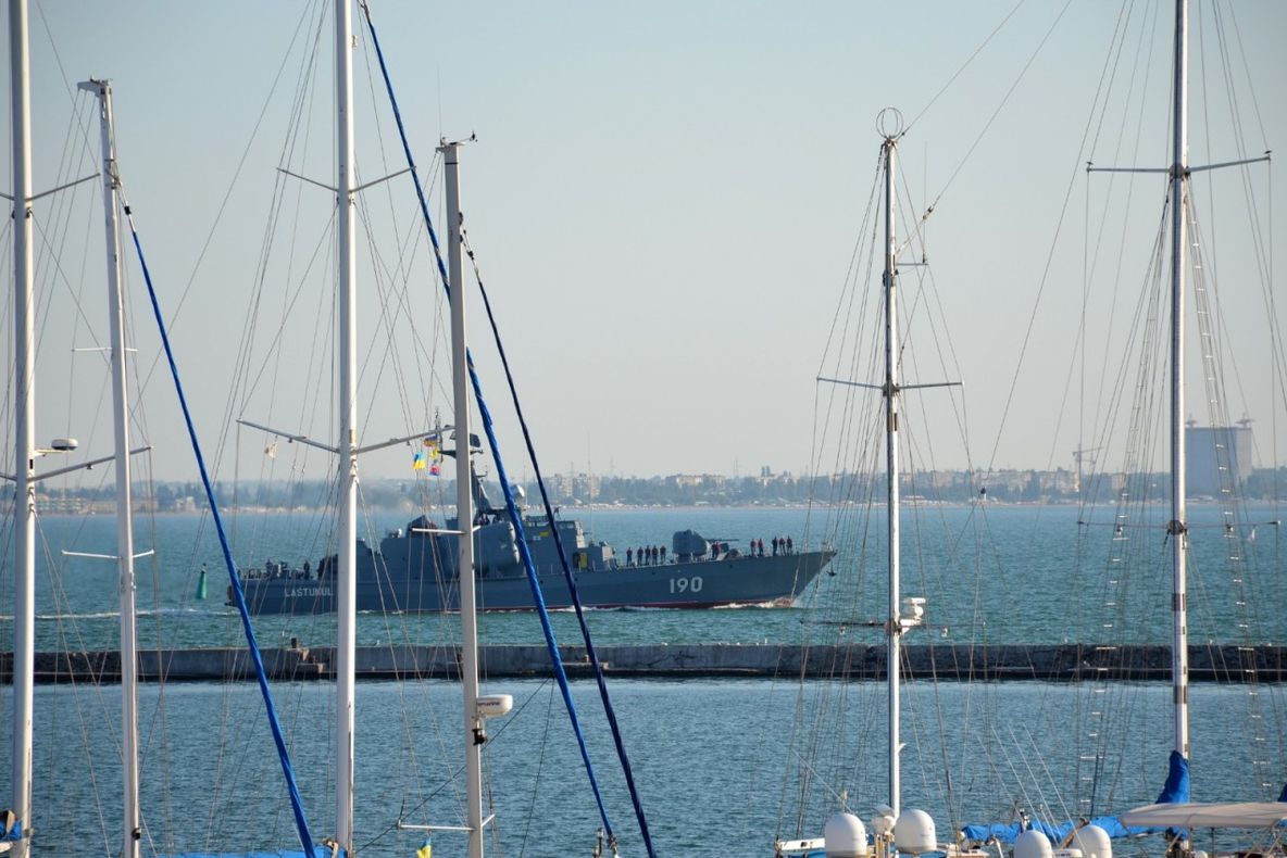 Zeci de scafandri militari din cinci țări se instruiesc, de astăzi, la Constanța