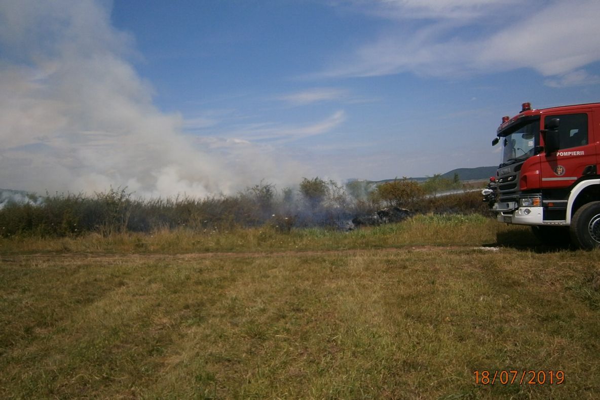 Mărfuri contrafăcute, de aproximativ 200.000 de lei, indisponibilizate de poliţişti