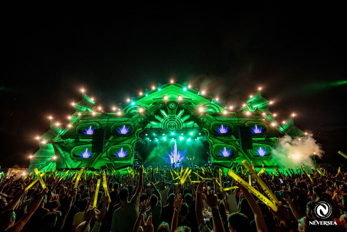 Steve Aoki a urcat din nou pe scenă alături de Quintino, în ultima zi a festivalului Neversea!