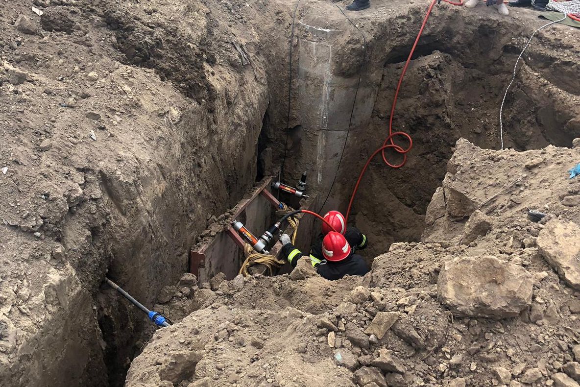 Bărbat prins sub un mal de pământ, la Dorobanțu - update