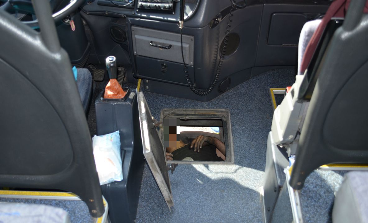 Cetățeni străini, care intenţionau să ajungă în state din vestul Europei, depistați ascunși sub un autocar