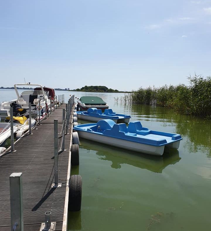 Plimbări gratuite cu hidrobicicletele și caiacele, pe lacul Siutghiol