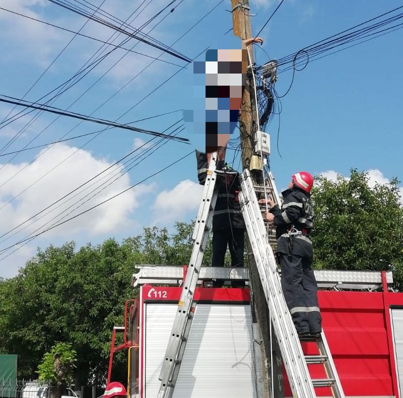 Alertă la Negru Vodă. Persoană electrocutată, rămasă suspendată în firele de tensiune