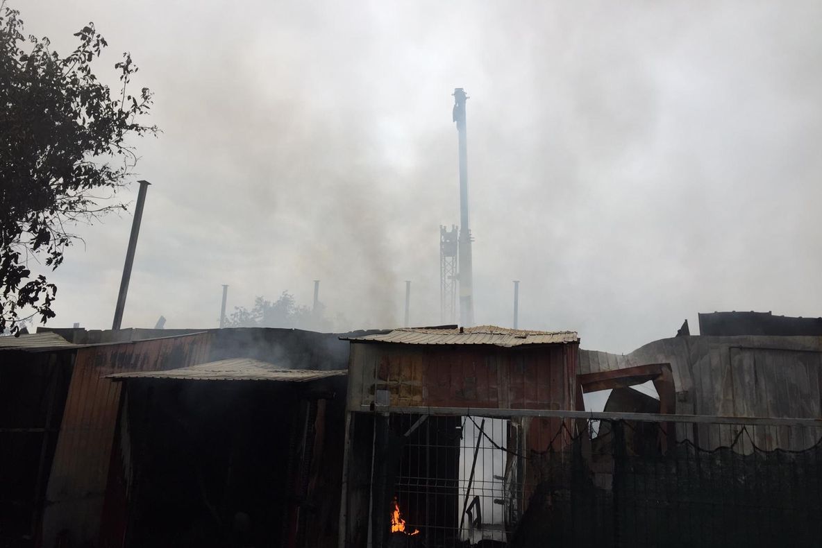 FOTO VIDEO| Alertă la Constanța. Microbuz în flăcări, în curtea secției de poliție