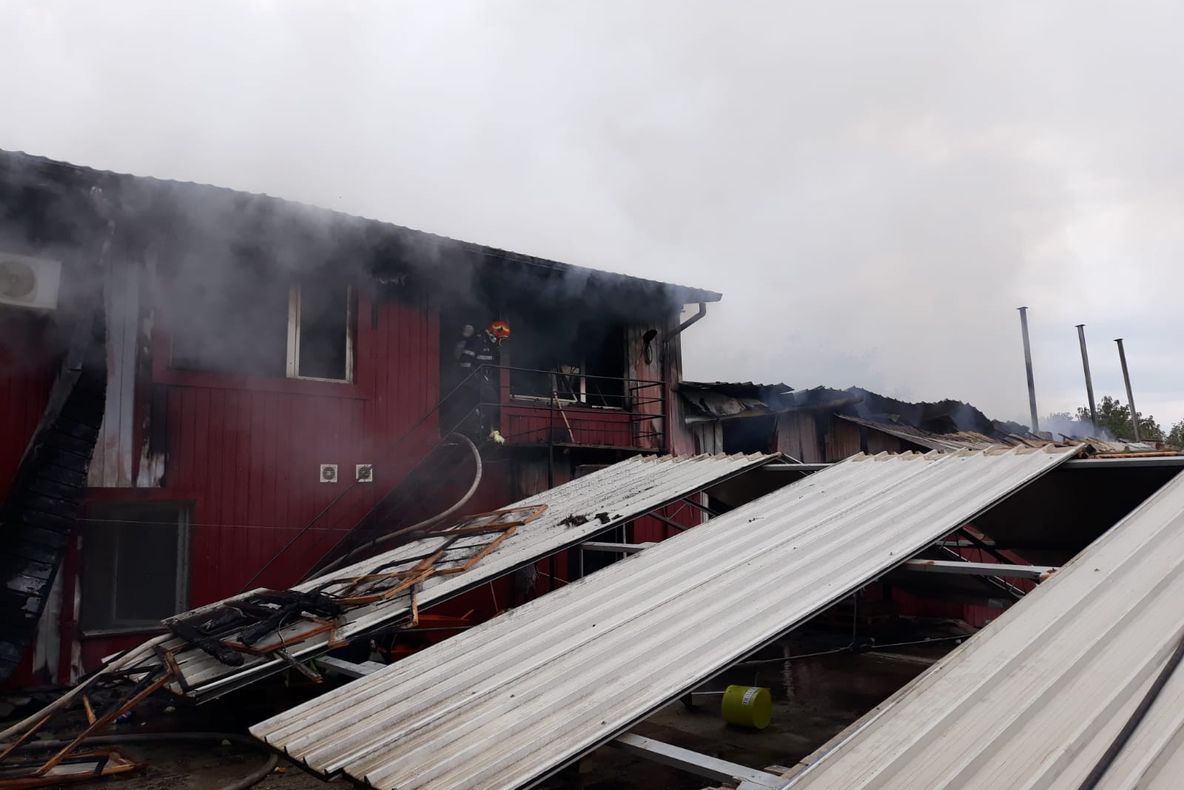 FOTO VIDEO| Autoutilitară în flăcări pe A4