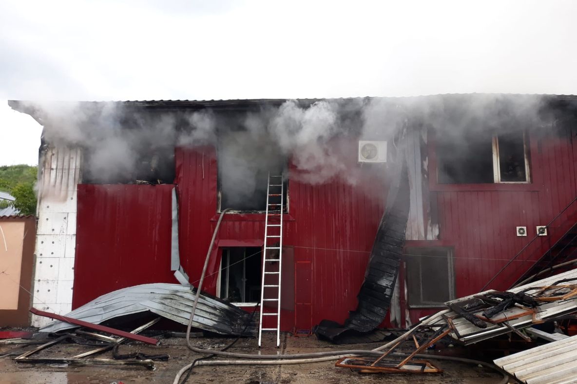 FOTO VIDEO| Panică la Eforie Nord. Ambarcațiune în flăcări