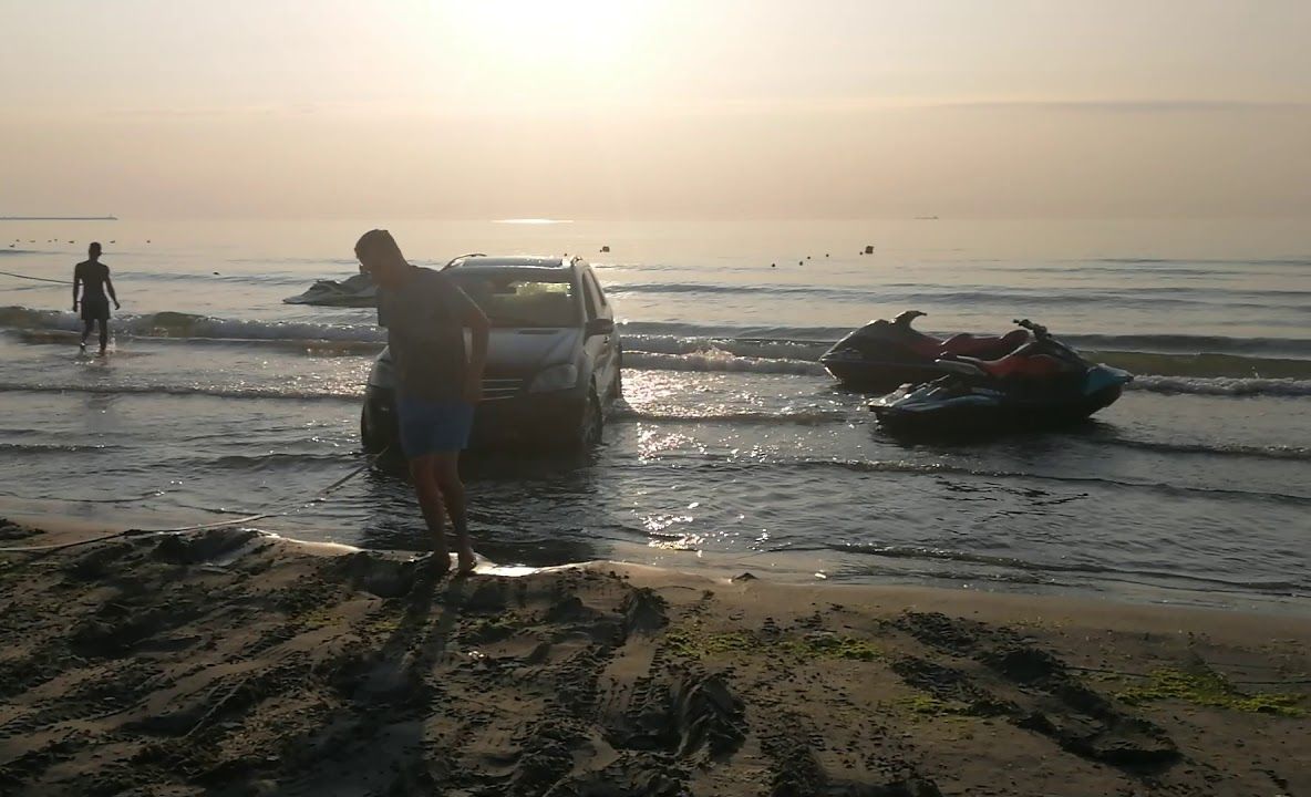 VIDEO| La scăldat cu mașina în mare