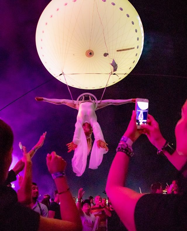 NEVERSEA. Acrobați care dansează deasupra publicului, parade cu creaturi fabuloase ale mării, show-uri aviatice cu F16 și Mig 21