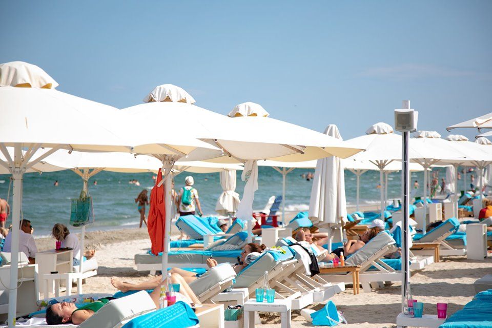 VIDEO| Cum arată costumele de baie pe plajele de "fițe" din România. Detalii incredibile