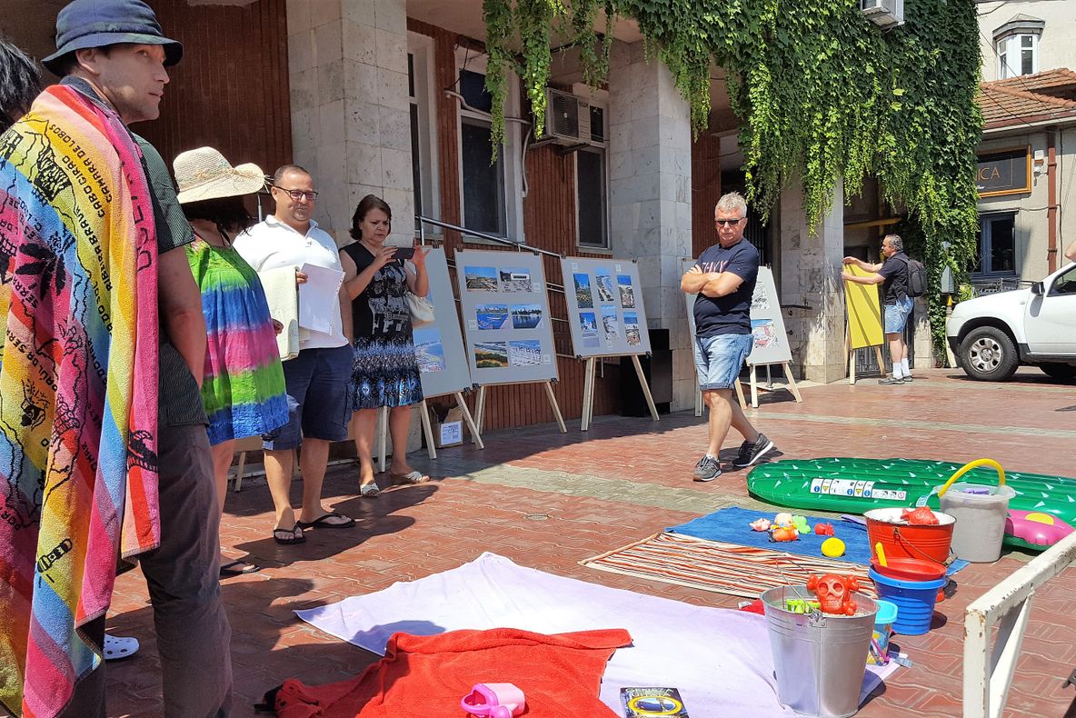 FOTO| Constănțenii cer o plajă care să nu fie sufocată de șezlonguri. Protest în fața sediului Apelor Române