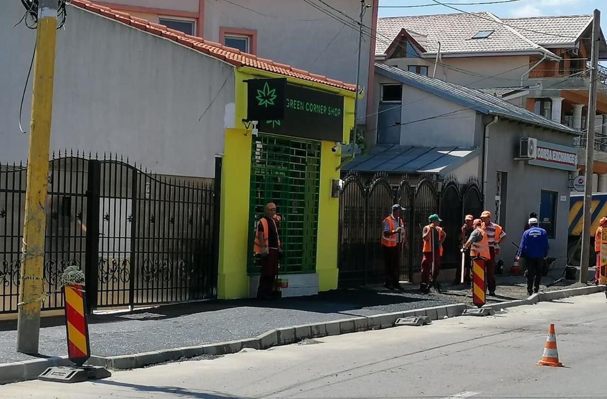 Lucrările de reabilitare a trotuarelor continuă pe strada Petru Vulcan