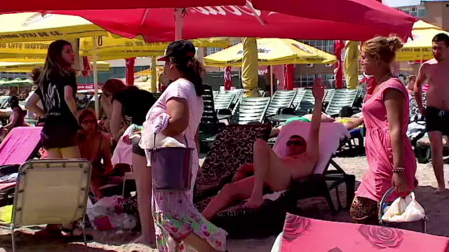 Vânzătorii ambulanți de pe plajă, amendați de polițiști