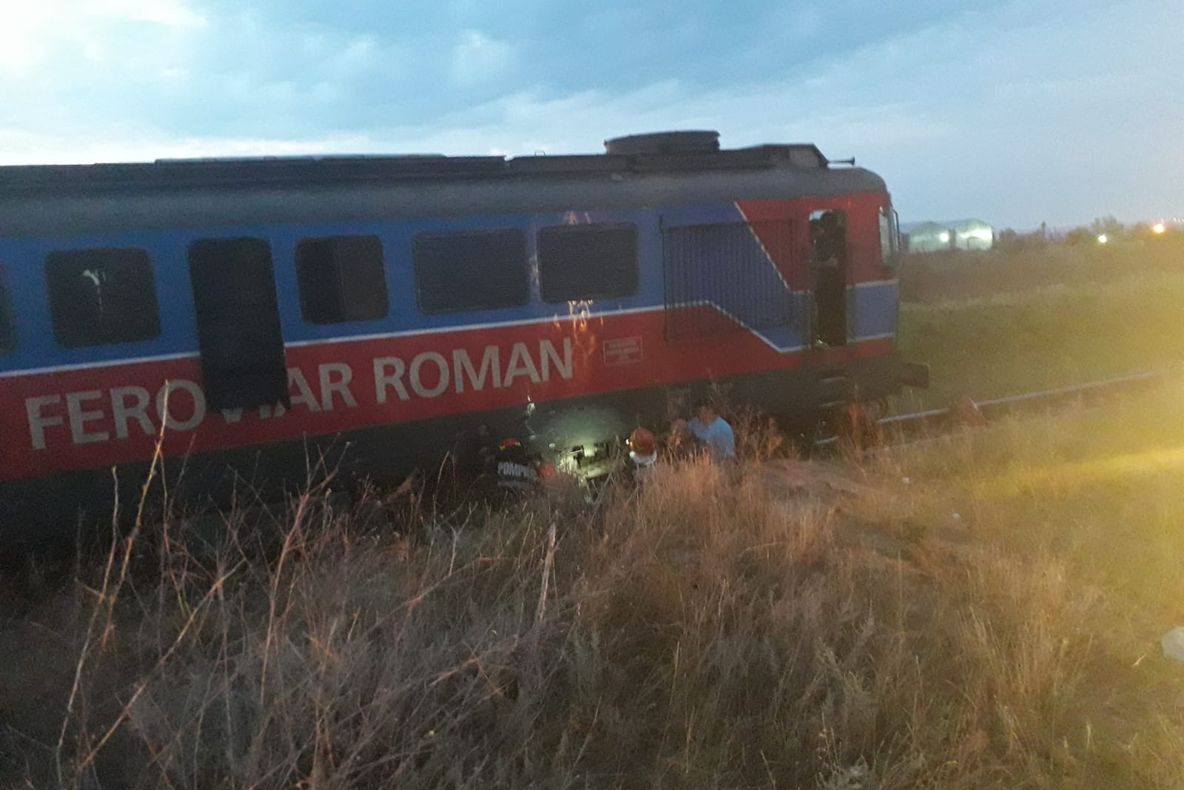 Locomotiva unui tren care transporta păcură a luat foc în mers