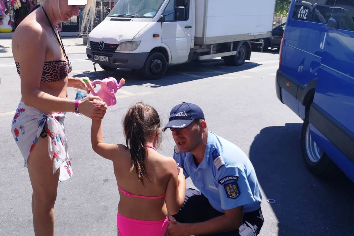 Fetiță pierdută pe plajă, înapoiată părinților de jandarmii constănțeni
