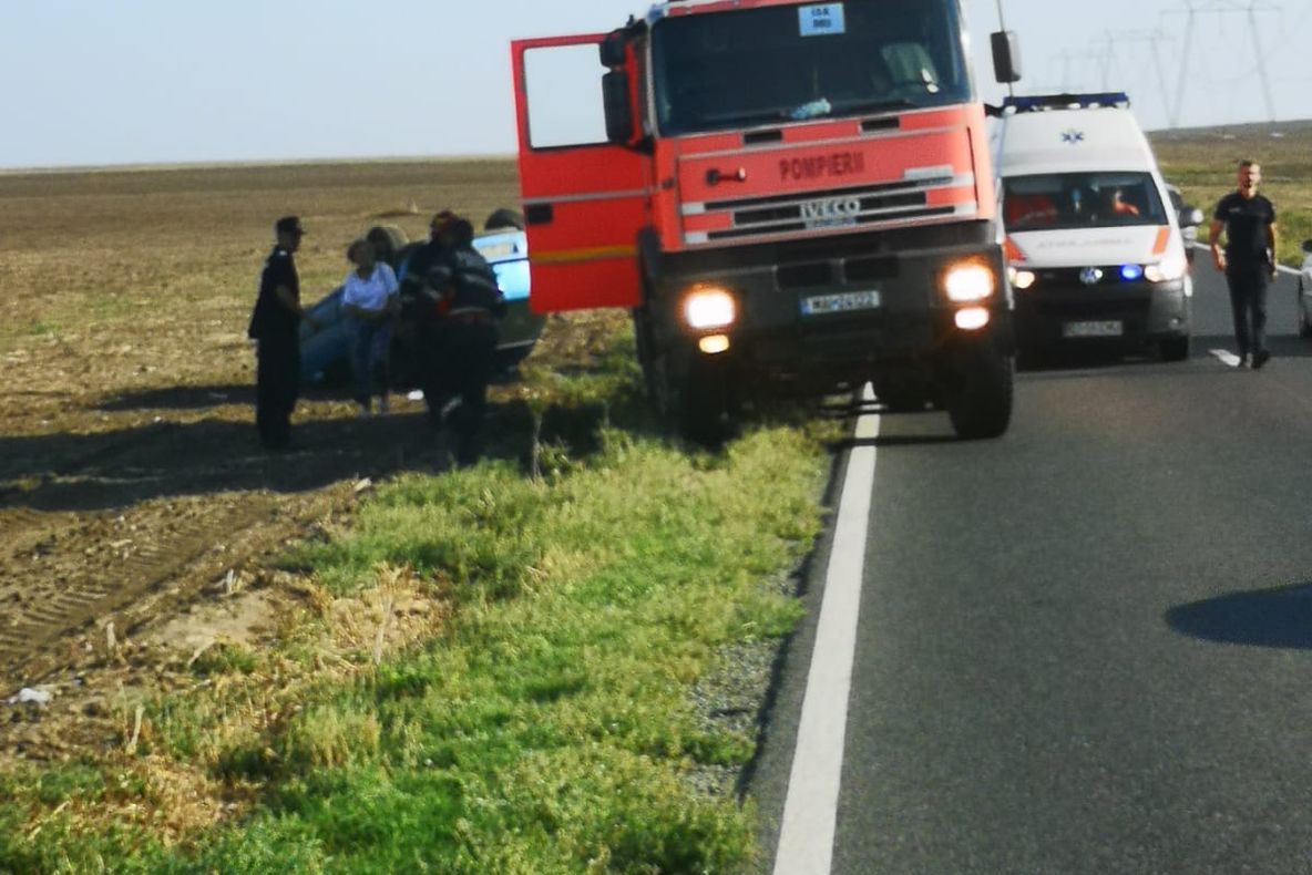 FOTO| S-a răsturnat cu mașina pe câmp.Un copil de 5 ani, rănit