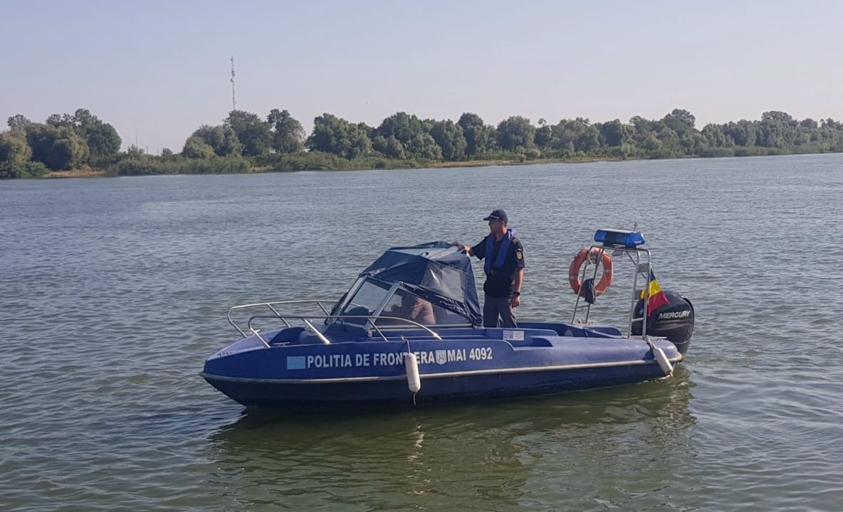 Șase persoane aflate într-o ambarcațiune rămasă fără combustibil, aduse la țărm de polițiștii de frontieră