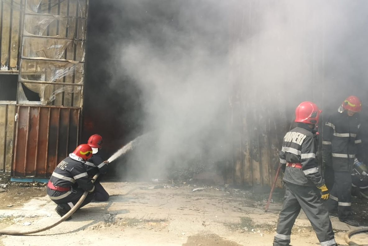 FOTO VIDEO| Incendiu puternic la un depozit din Constanța. A fost emisă avertizare prin sistemul Ro Alert