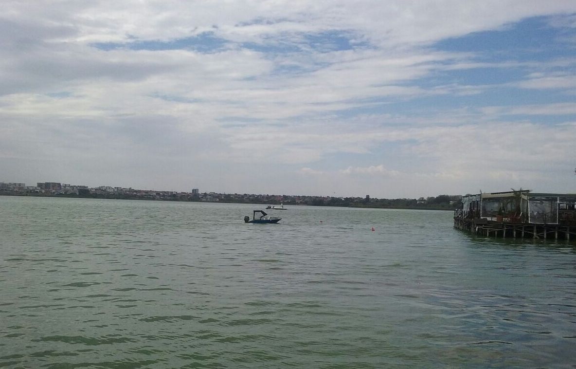 Barcă răsturnată pe lacul Siutghiol. Trei persoane salvate