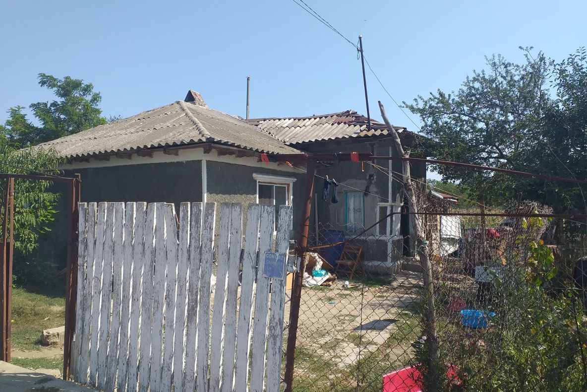 Un bărbat și-a înjunghiat grav concubina, apoi s-a rănit și pe el