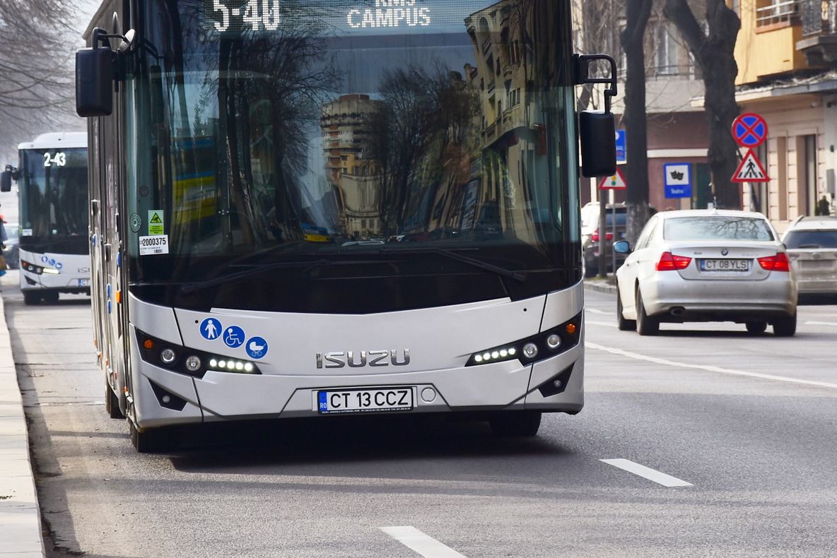 Angajații Primăriei Constanța, în frunte cu Decebal Făgădău, merg la serviciu cu autobuzul