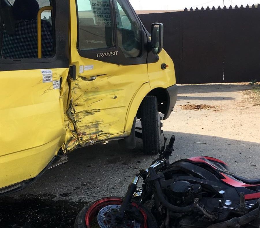 Motociclist rănit după ce a intrat într-un microbuz de persoane, la Plopeni