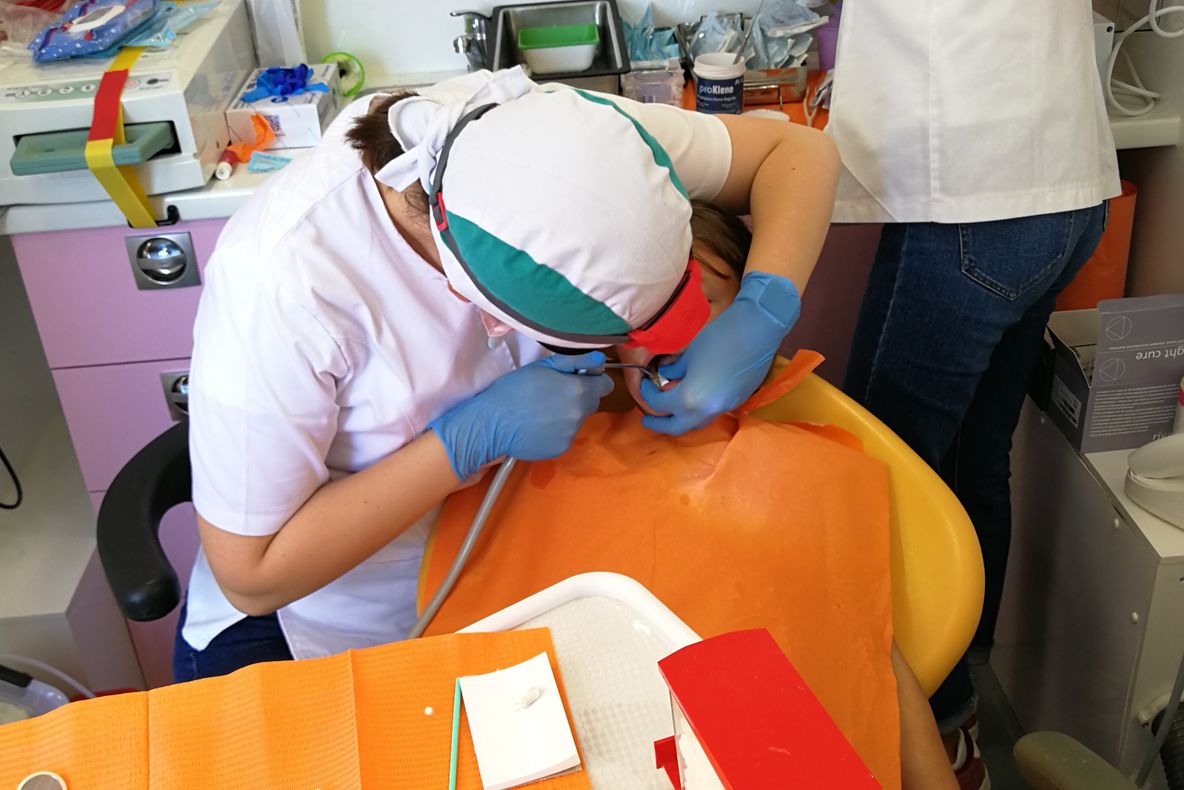 Sute de copii din Constanța vor avea parte de îngrijire dentară gratuită