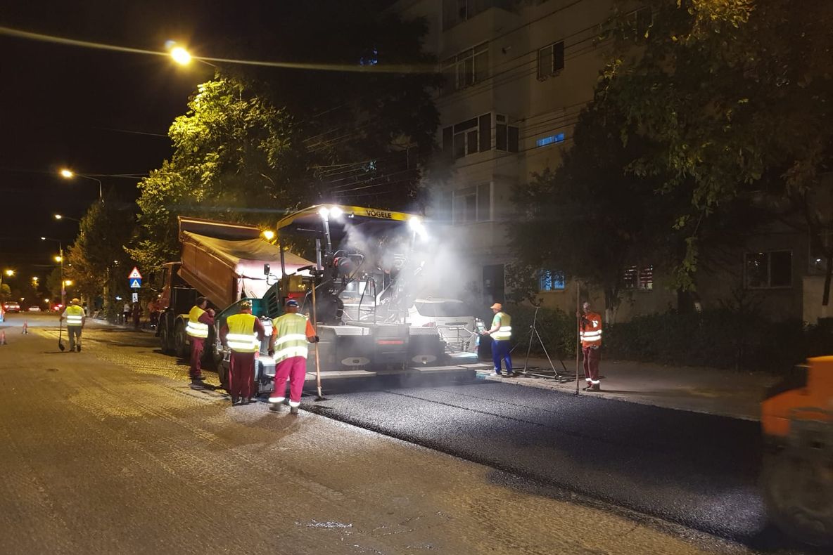 Lucrările de asfaltare a străzii Soveja continuă pe timpul nopții