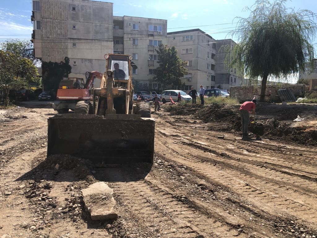 La Mangalia au început lucrările de amenajare a parcărilor pe locul fostelor garaje