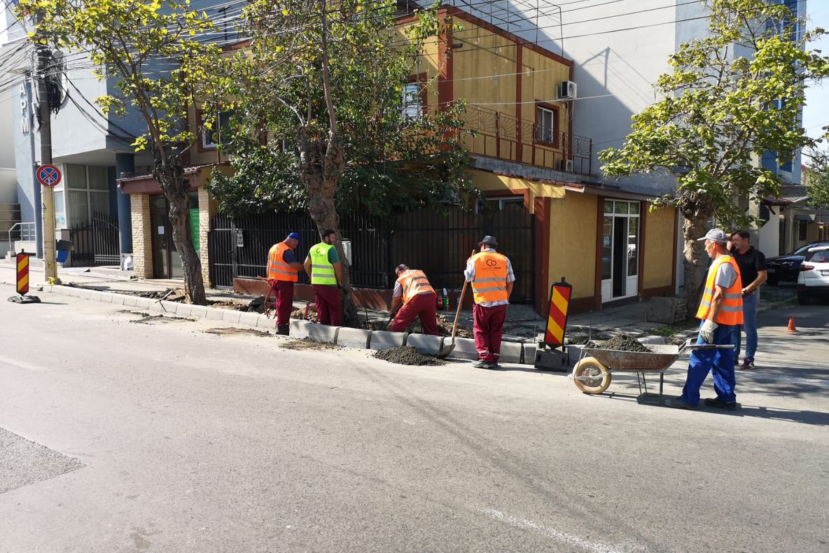 Se desfășoară lucrări edilitare în mai multe zone din oraș