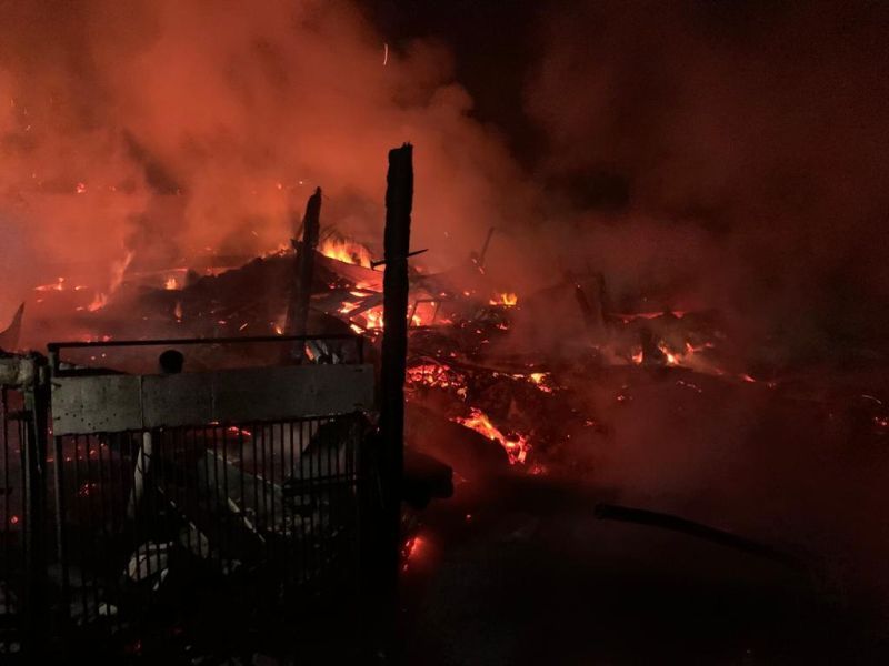 VIDEO| Trafic blocat pe DN 38. Camion încărcat cu lemne, cuprins de flăcări