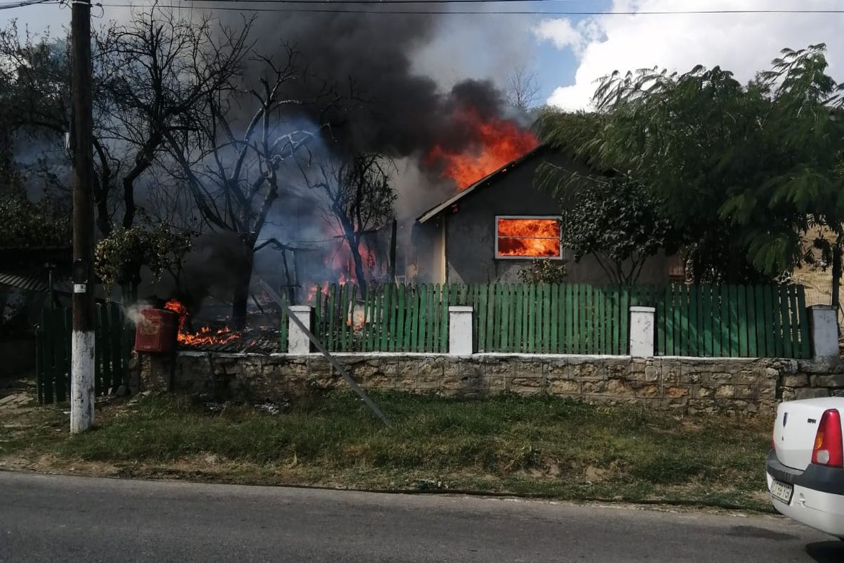 FOTO| Incendiu de proporții. Casă în flăcări, la Negureni