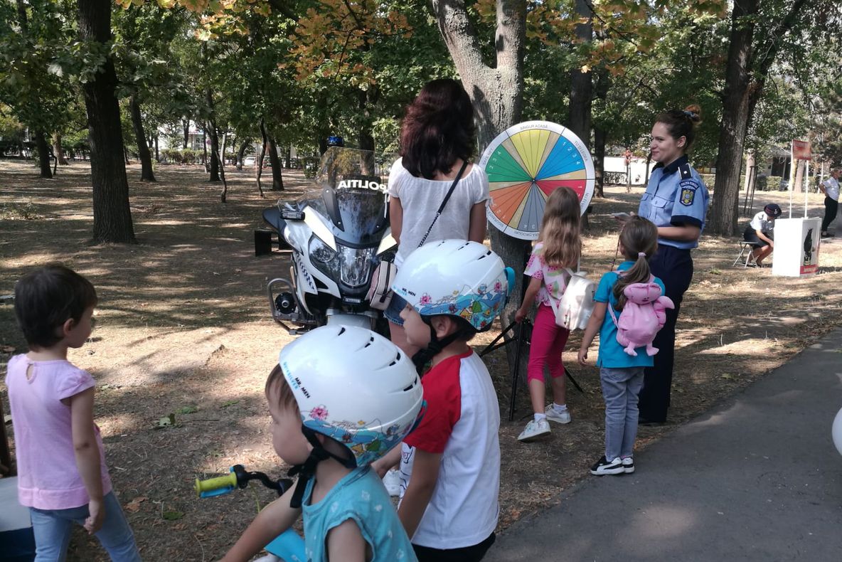 FOTO VIDEO| ,,10 pentru siguranță!" Campanie a polițiștilor înainte de începerea anului școlar