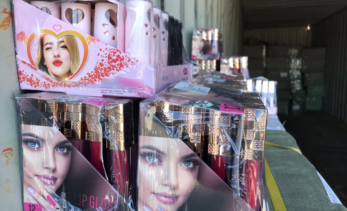 Sute de mii de produse cosmetice, nedeclarate şi contrafăcute, descoperite în Portul Constanţa