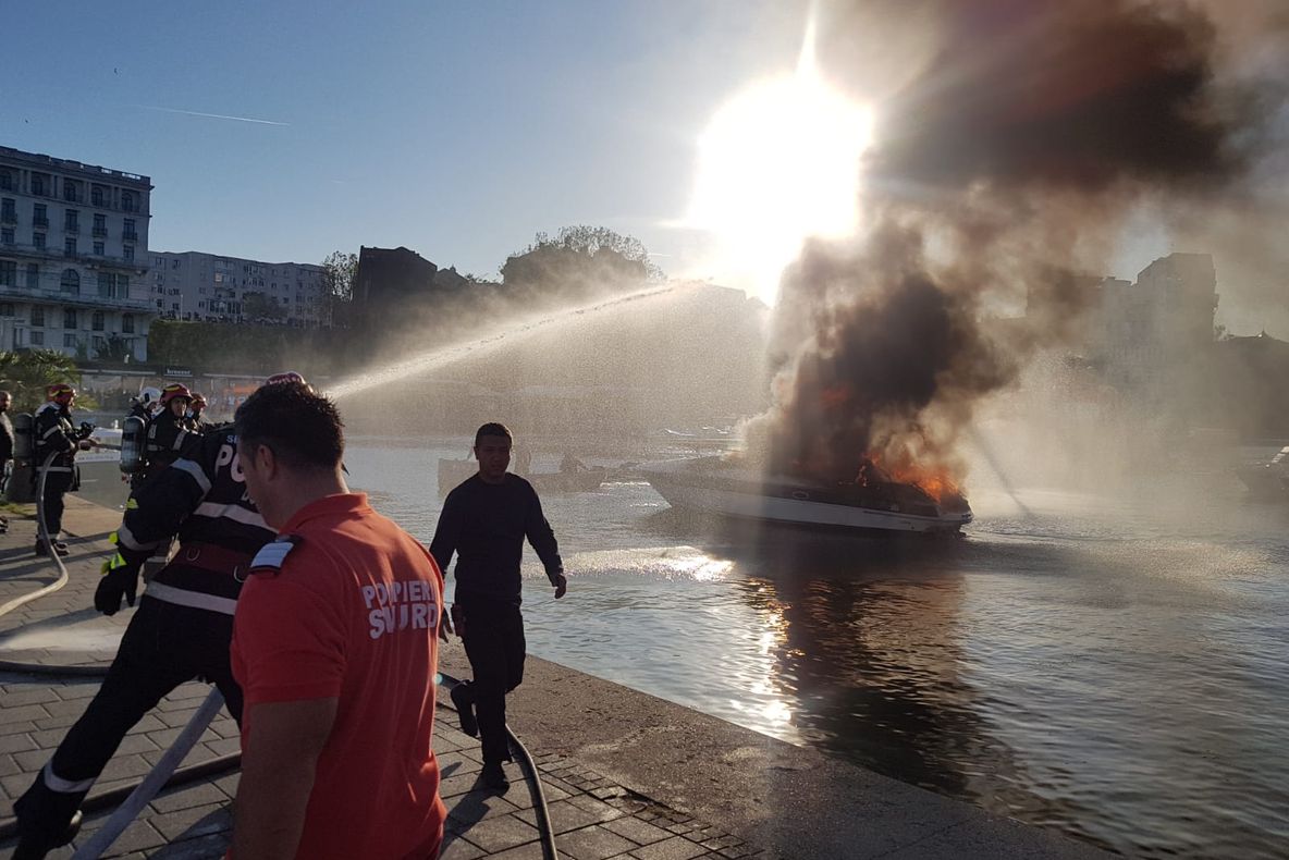 Explozie urmată de incendiu la bordul unei ambarcațiuni din portul Tomis (UPDATE)