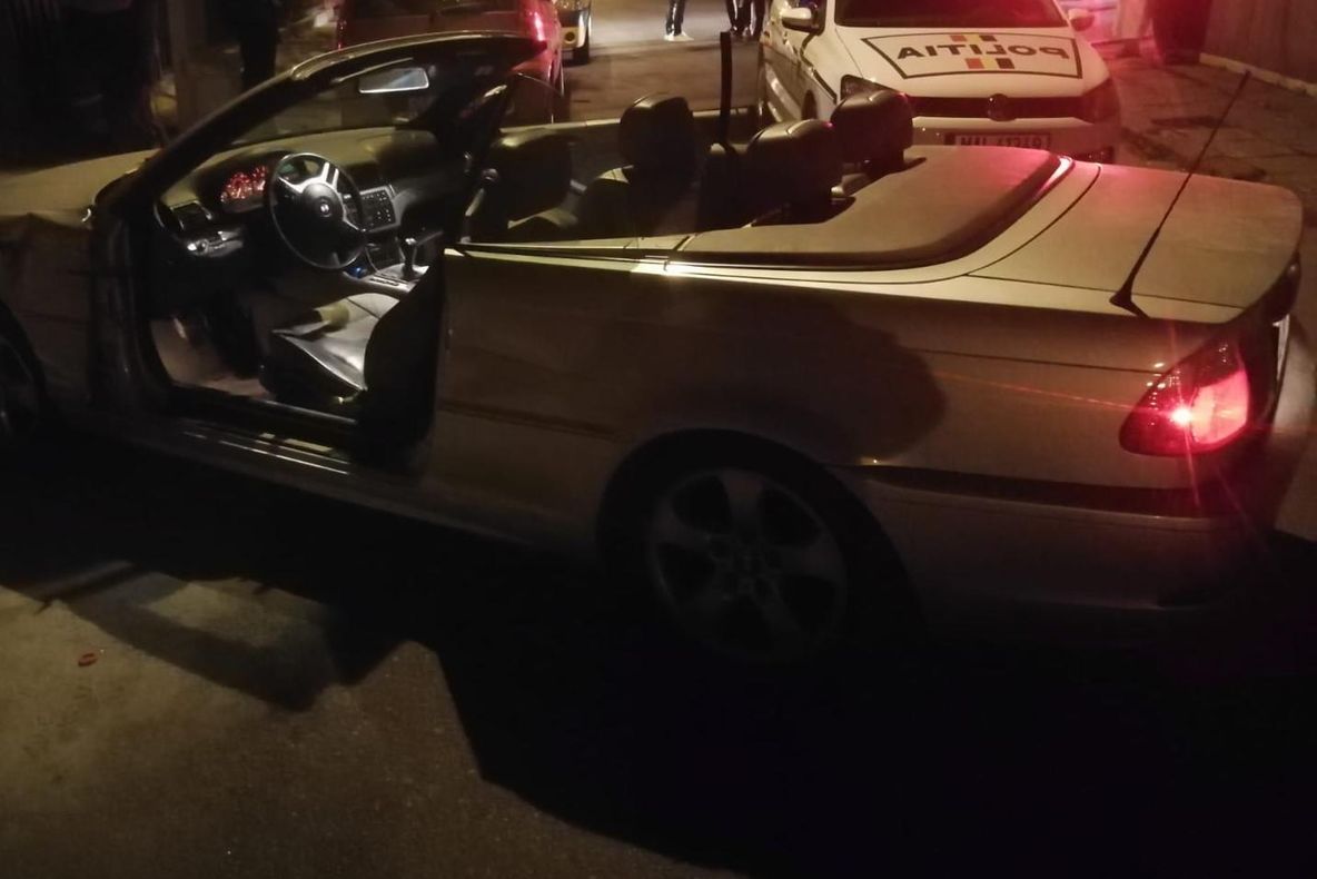 Un șofer a lovit doi bărbați și a avariat patru autoturisme, iar apoi a fugit