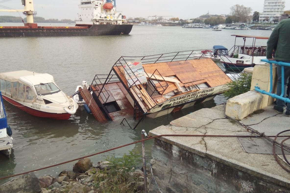 Coliziune navală la Tulcea: o navă a izbit un ponton de acostare!