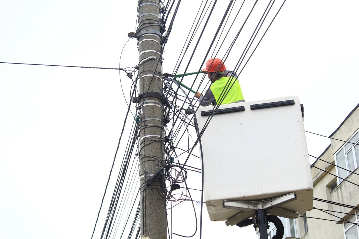 Dispar cablurile de pe bulevardul Mamaia din Constanța