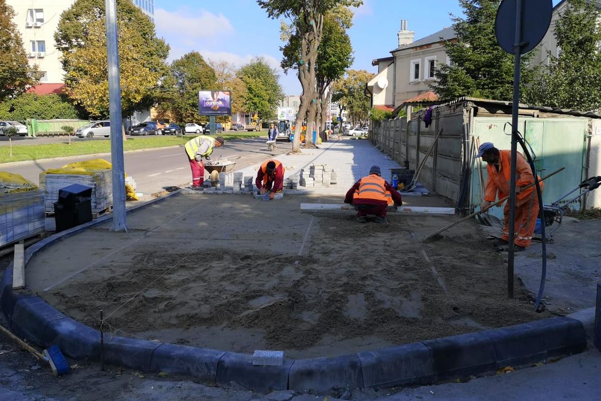 Continuă lucrările de reabilitare a trotuarelor și tramei stradale în Constanța
