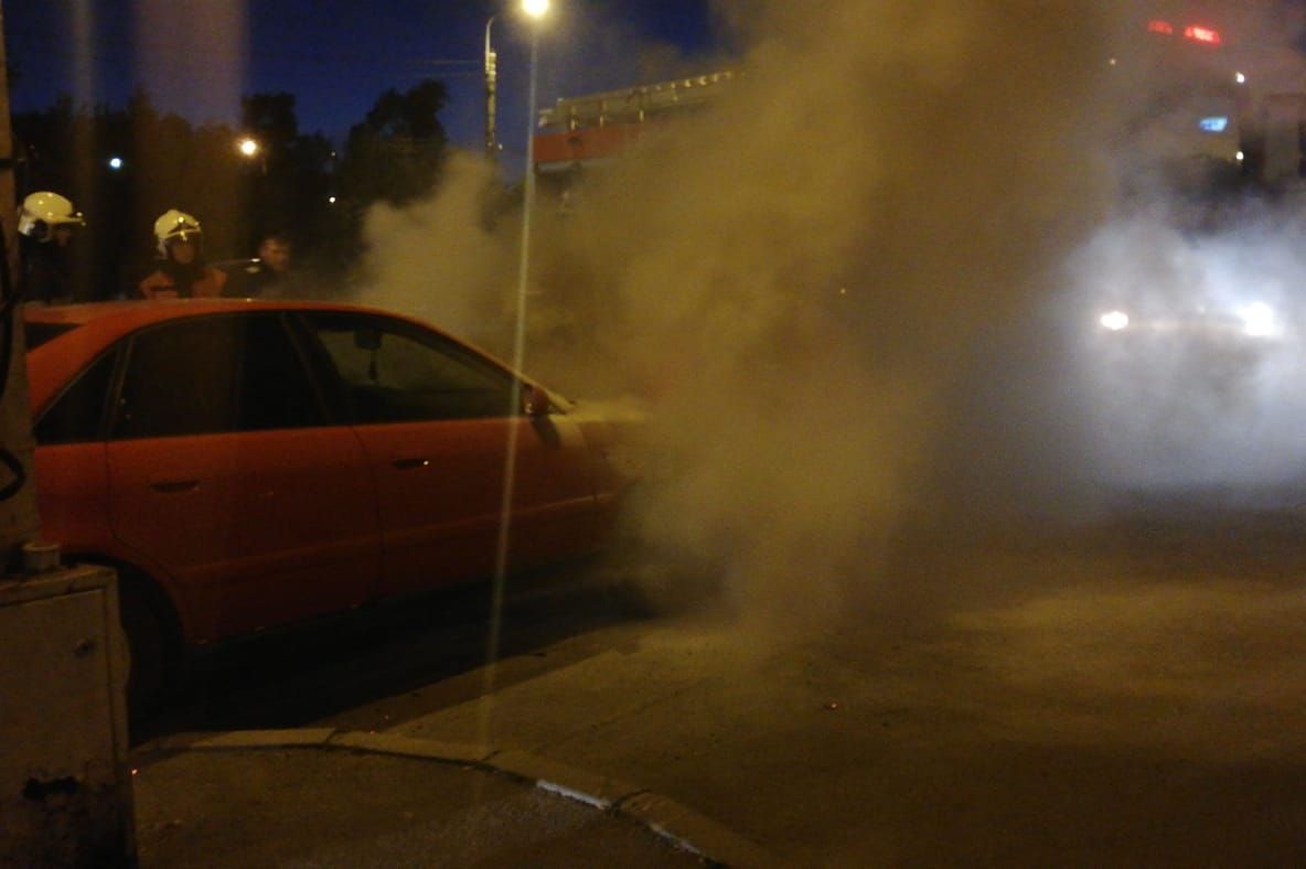 FOTO VIDEO| Mașină cuprinsă de flăcări pe un bulevard din Constanța