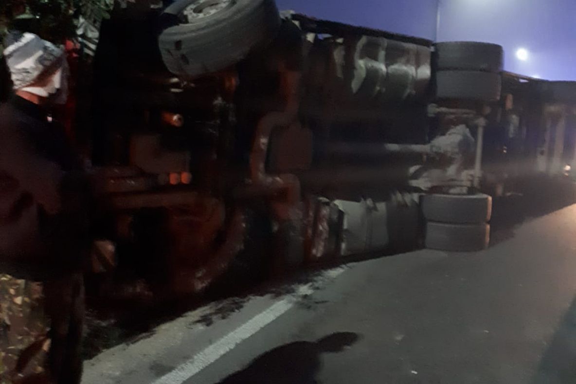 FOTO VIDEO| Tir încărcat cu porumb răsturnat pe DN3