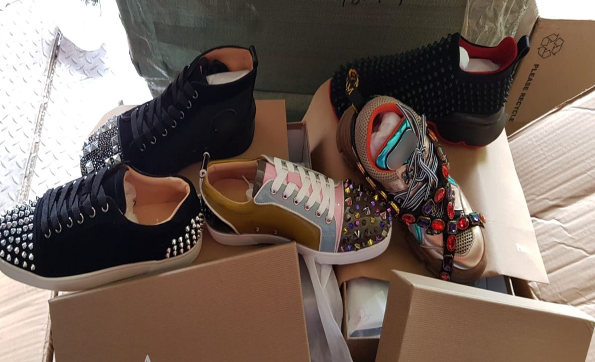 Bunuri contrafăcute, de peste 250.000 de lei, confiscate în Portul Constanţa Sud