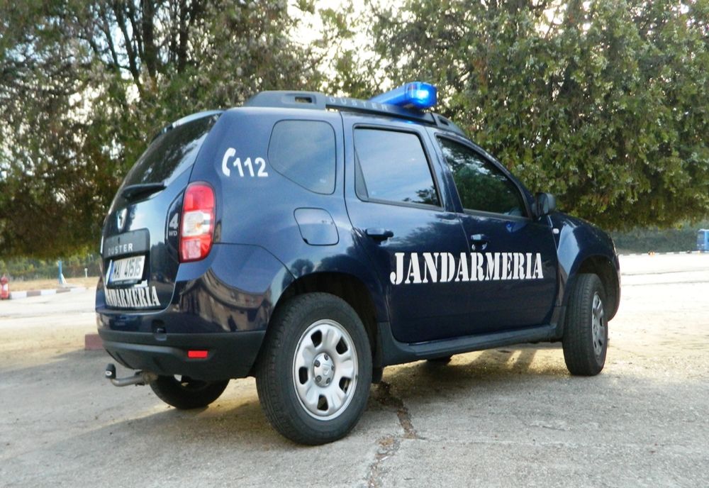 Autoturism cu numere de înmatriculare false, depistat în zona conductelor de transport produse petroliere