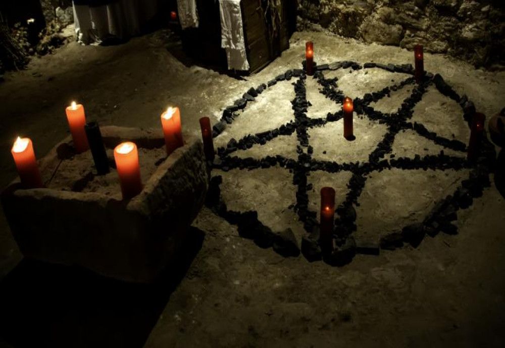  Adolescentă, drogată și violată în timpul unui ritual satanic. Fata a afla ce a pățit după ce a văzut imaginile pe internet 