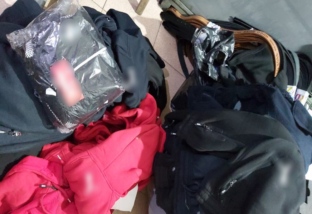 Bunuri contrafăcute și fără documente legale, descoperite de polițiștii de frontieră din Ostrov