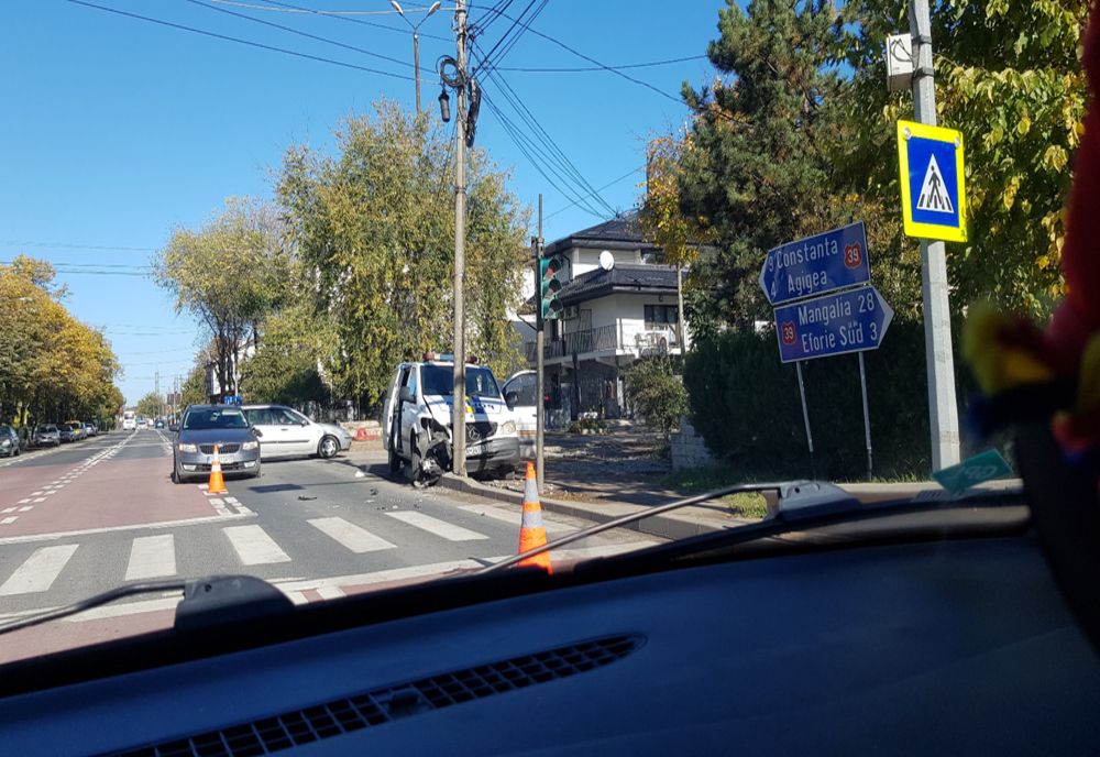 O autospecială a Poliției s-a înfipt într-un stâlp, în Eforie Nord