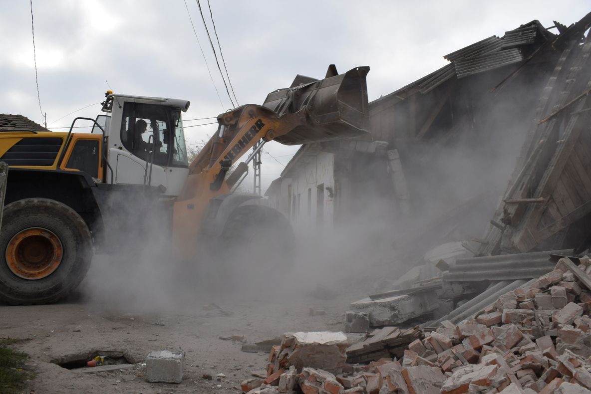 Au fost demolate ultimele construcții insalubre de la marginea cartierului de case al Mangaliei