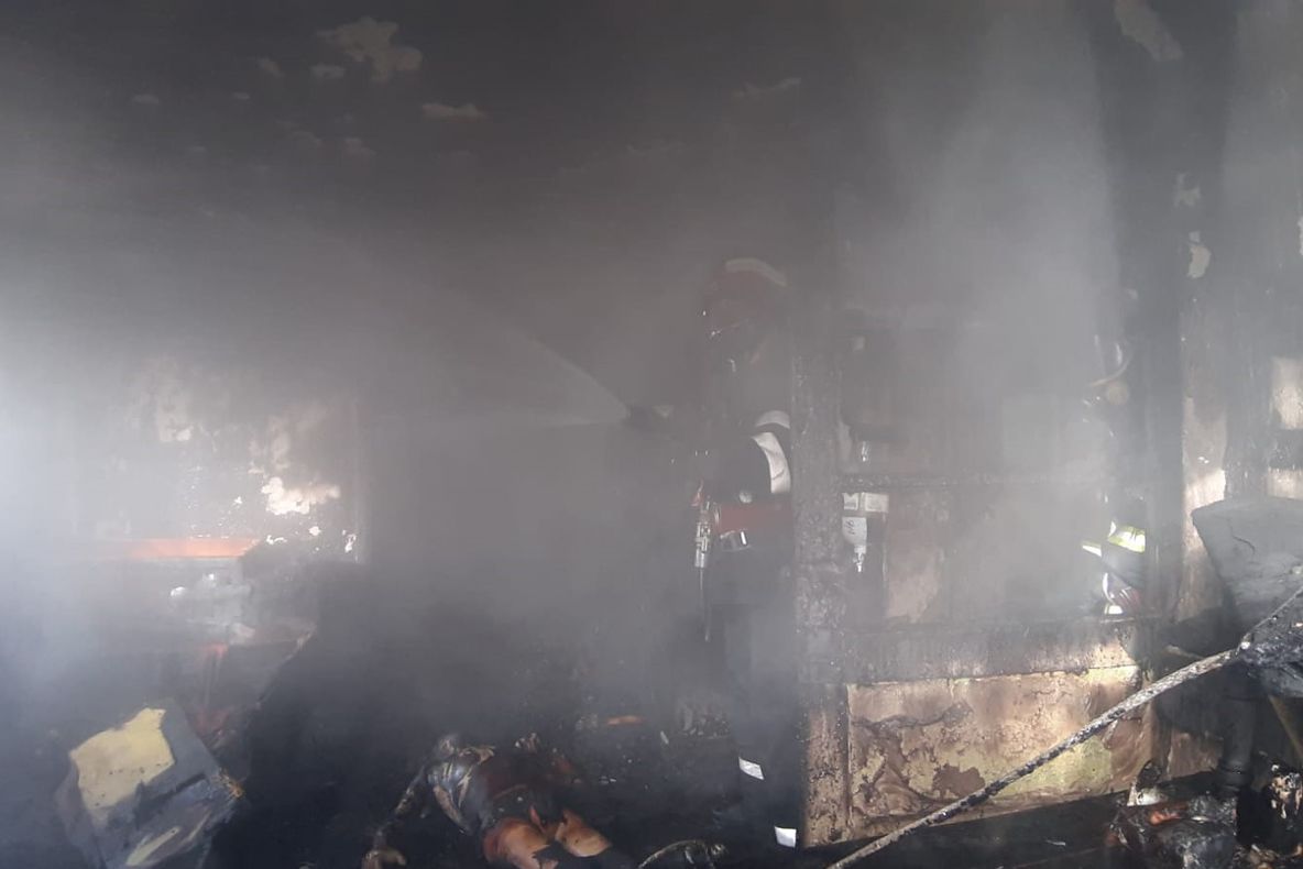 Bătrân găsit carbonizat după ce locuința i-a fost distrusă într-un incendiu