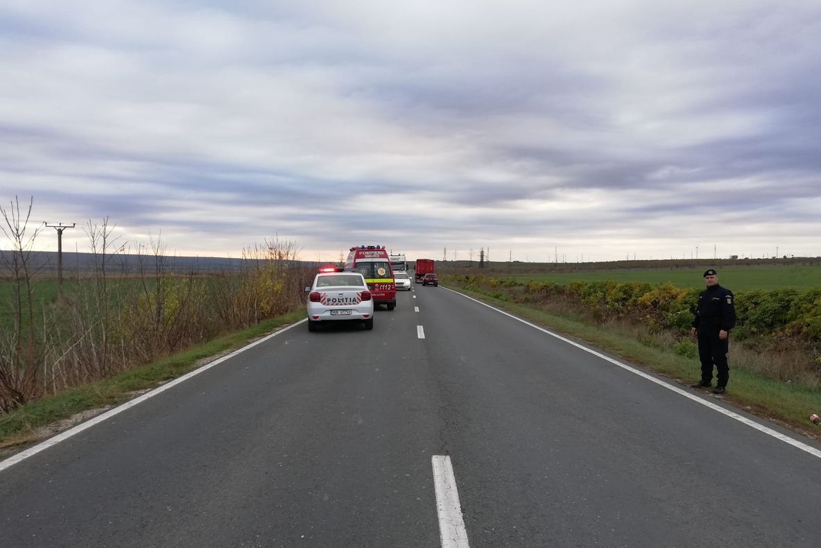 FOTO| Copil rănit după ce mașina în care se afla s-a răsturnat