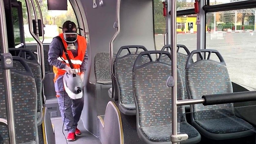Autobuzele din Constanța sunt dezinfectate pentru prevenirea răspândirii virusului hepatic de tip A